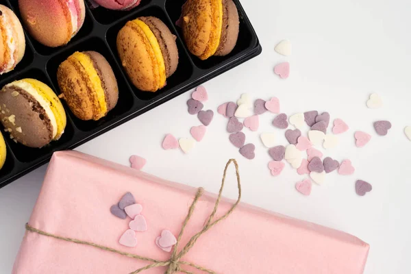 Coffret Cadeau Sur Fond Blanc Décoré Délicats Cœurs Bonbons Élégant — Photo