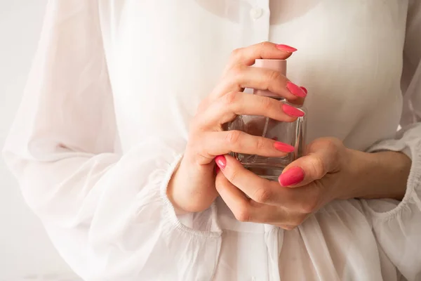 Een Meisje Een Elegante Witte Blouse Met Een Roze Manicure — Stockfoto