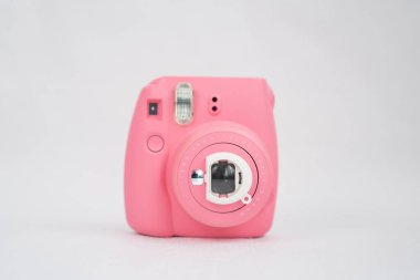 Beyaz arkaplanda pembe modern hazır kamera