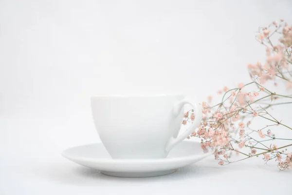 Uma Xícara Café Preto Uma Mesa Branca Com Raminho Flores Fotos De Bancos De Imagens