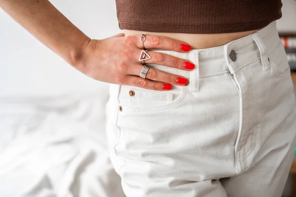 Meisje Witte Stijlvolle Jeans Een Crème Top Rode Manicure Achtergrond — Stockfoto