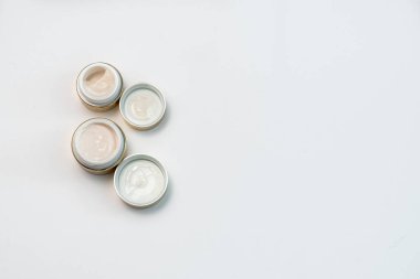 Beyaz arka planda altın rengi yüz kremi