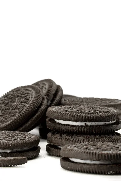 Pila Galletas Chispas Chocolate Con Crema Blanca Sobre Fondo Blanco —  Fotos de Stock