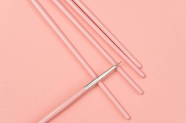 Kozmetik düz yatak: pembe arka planda pembe makyaj fırçaları
