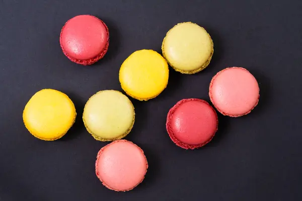 Macarons Sur Fond Sombre Biscuits Français Colorés Macarons — Photo