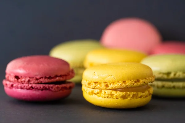 Macarons Sur Fond Sombre Biscuits Français Colorés Macarons — Photo