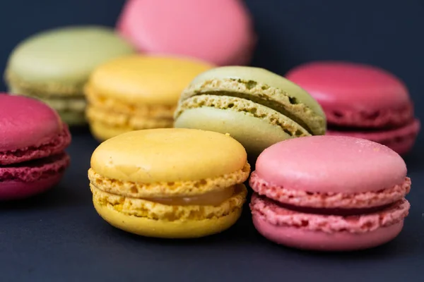 Macarons Sur Fond Sombre Biscuits Français Colorés Macarons — Photo