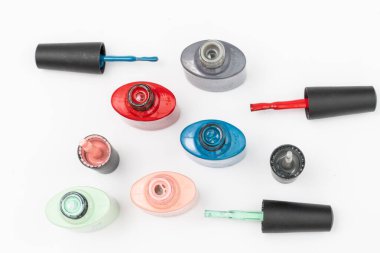 Oje kavanozları pembe, kırmızı, yeşil, pembe ve mavi renkler 