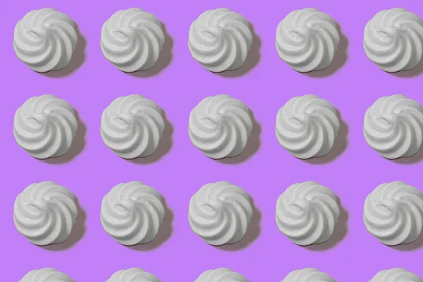 Muster Weiße Marshmallows Süßigkeiten Gebäck Auf Lila Hintergrund — Stockfoto
