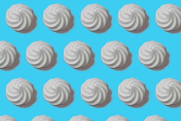 Muster Weiße Marshmallows Süßigkeiten Gebäck Auf Orangefarbenem Hintergrund — Stockfoto