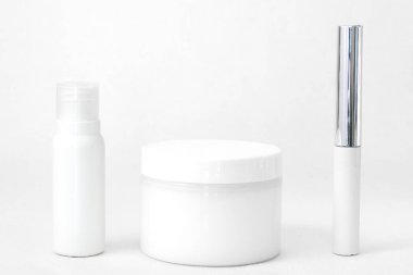 beyaz arka planda beyaz renkli yüz kozmetikleri 