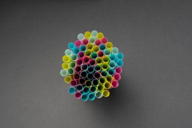 Pembe, sarı, mavi renklerde koyu arkaplanda içecekler için renkli kokteyller. 