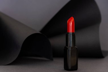 Sanatsal renkli geometri siyah stili ve makyaj malzemesi. Siyah renkli ve kırmızı rujlu Origami. Kağıt maketi ve lüks kozmetik.. 