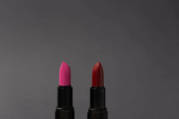 Lápiz Labial Colores Rojo Rosa Fondo Oscuro Cosmética Lujo — Foto de Stock