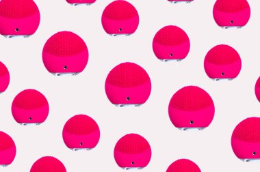 Kozmetik güzellik ürünlerinin yaratıcı desenli fotoğrafı. Beyaz arka planda mor yüz bakım fırçası.