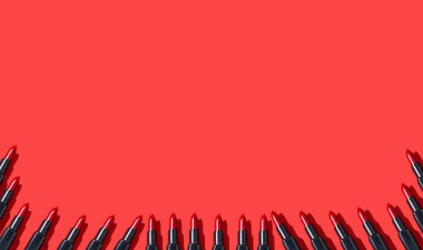 Kozmetik ürünlerinin yaratıcı moda fotoğrafı kırmızı arka planda kırmızı ruj