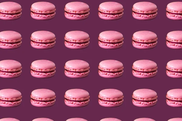 Lebensmittelmuster Französischer Wüstenmacarons Auf Violettem Hintergrund — Stockfoto