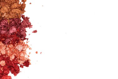 Kozmetik örneklerinin yaratıcı bir fotoğrafı. Bronz renkli kırık göz gölgeleri ve beyaz arka planda pembe renkler. 