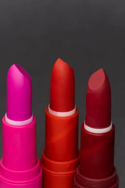 Een Luxe Lippenstift Foto Meeste Klassieke Lipsticks Kleuren Donkerrood Helderroze — Stockfoto
