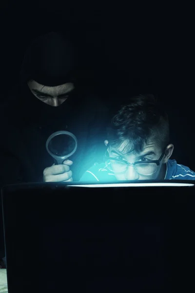 Маскарадний чоловік шпигує дані з ноутбука підлітка — стокове фото