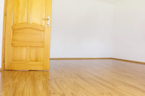 Habitación vacía con paredes blancas y laminado de madera y madera abierta —  Fotos de Stock