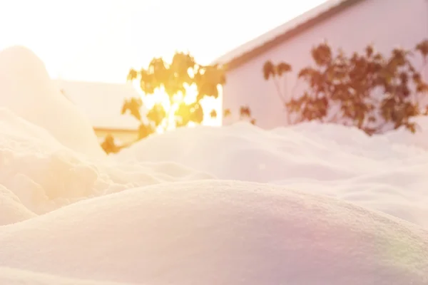 Friss hóban hegyek, a téli szezonban az esti napsütésben — Stock Fotó