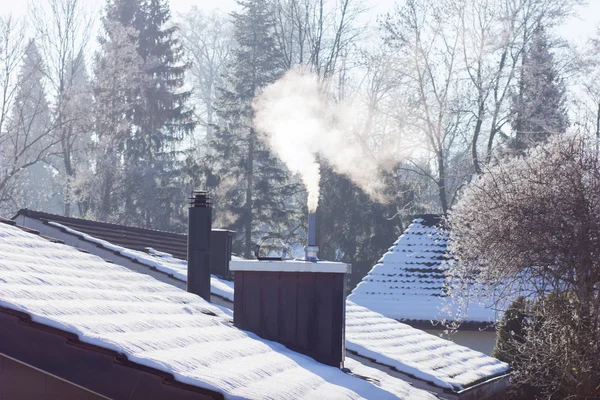 Cheminée fumeur le matin ensoleillé en hiver — Photo