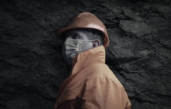 Zijaanzicht Van Spoorwegarbeider Met Oranje Unifom Beschermmasker Voor Rotstunnel — Stockfoto