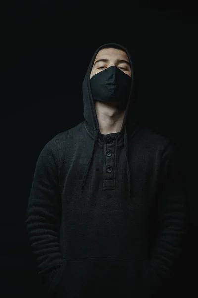 Jong Cool Rapper Met Zwarte Hoodie Gezicht Masker Staan Voorkant — Stockfoto