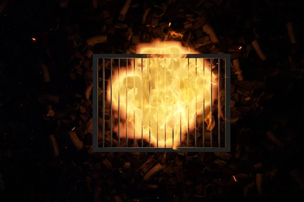 在篝火和焦炭上三维渲染钢制烹饪网格 — 图库照片