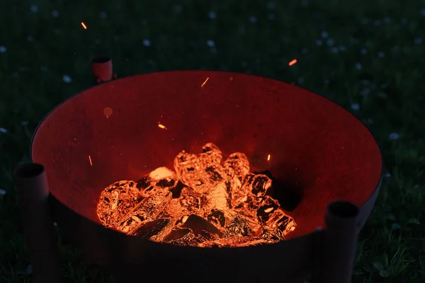 Renderização Fogo Enferrujado Tigela Grill Preenchido Com Carvão Brilhante Noite — Fotografia de Stock