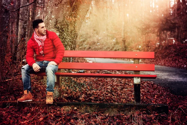 Homem pensativo sentado no banco na temporada de outono e desfrutar de th — Fotografia de Stock