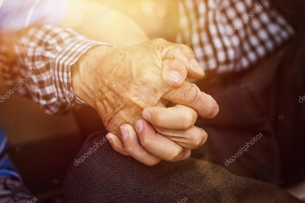 руки старика и ребенка. дед машет. бабушка с внуком на руках. руки малыша и дедушки. включи руки деда.