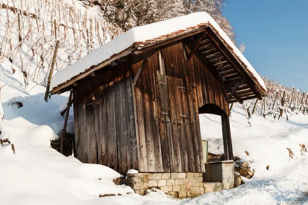 Дерев'яний будинок на романтичній зимовій пейзажній сцені — стокове фото