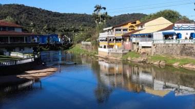 Tarihsel şehir Morretes, Nhundiaquara Nehri, Paran eyaleti, Brezilya.