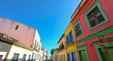 Olinda 'da renkli evler, Pernambuco eyaletinin tarihi bir şehri, kuzeydoğu Brezilya.