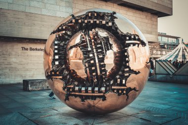 Kürenin içinde Küre.