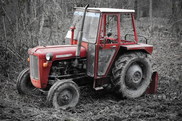 Красный трактор . — стоковое фото