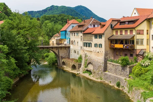 Case vicino al fiume. — Foto Stock