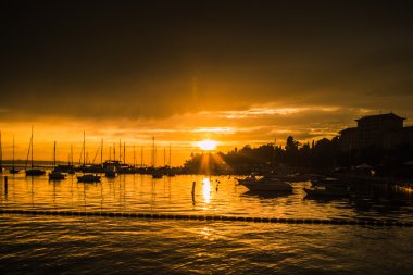 Gün batımında koy.