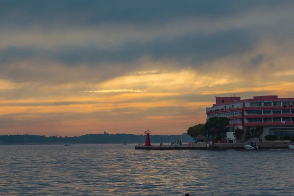 Günbatımı deniz şehir tarafından. — Stok fotoğraf