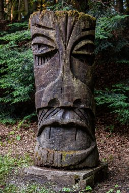Eski ahşap totem.