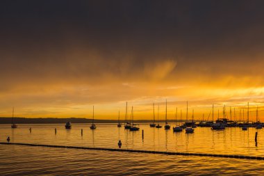 gün batımında tekne.