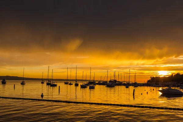 gün batımında tekne.