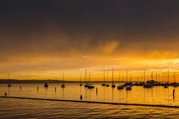 gün batımında tekne.