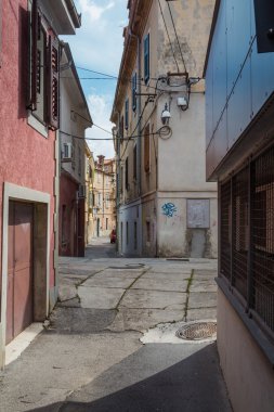 Küçük ıssız Caddesi.