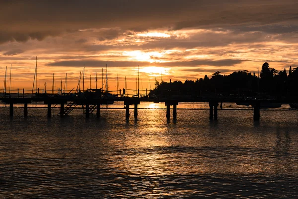 Akşam güneşi altında Pier. — Stok fotoğraf