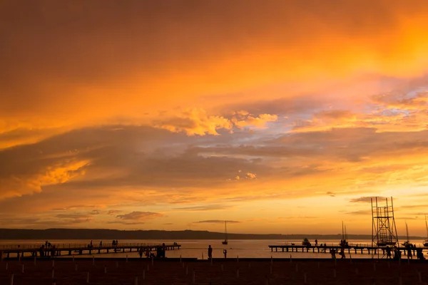 空と夕日のビーチ. — ストック写真
