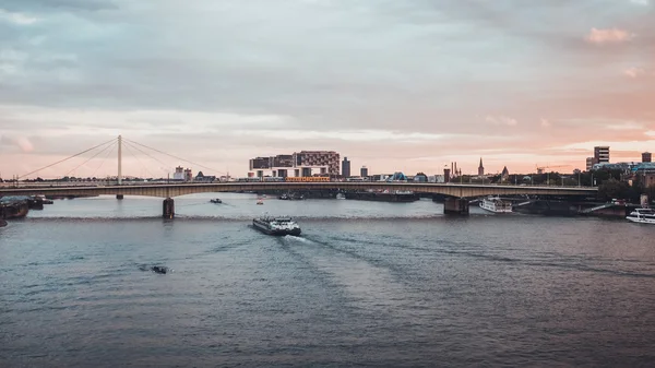 Річка Мостом Посередині — стокове фото