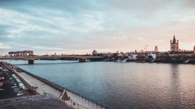 Kolonya 'daki panorama nehrinin arkasında belediye binası ve köprü var.